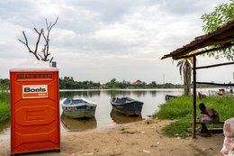 Lake-Toho;Ouidah;Benin;West-Africa;landing-stage;pirogue;wooden-boat;dead-tree;portable-toilet;lakeshore;overcast-sky;traditional-fishing;fishing-community;everyday-life;rural-Africa;Tarek-Charara;Kaleidos;Kaleidos-images;La-parole-à-limage
