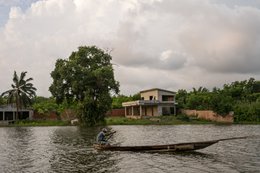 Lake-Toho;Ouidah;Benin;West-Africa;fisherman;Man;pirogue;paddle;Shirt;lake-crossing;pole;overcast-sky;traditional-transport;everyday-life;West-Africa;Tarek-Charara;Kaleidos;Kaleidos-images;La-parole-à-limage