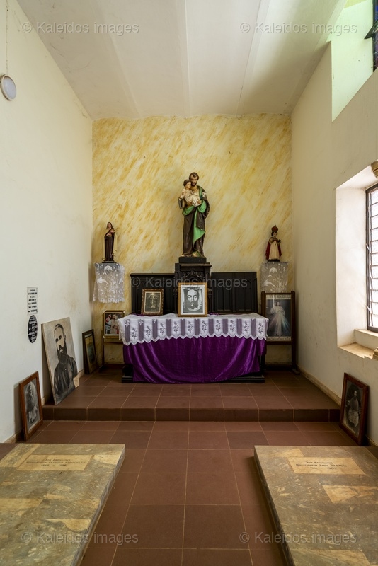 Benin, Ouidah, Basilica of the Immaculate Conception, funerary chapel, tombs, burials, Louis Dartois, François Steinmetz, apostolic vicars, Dahomey, SMA, Society of African Missions, altar, memory, religious heritage, Catholicism, West Africa, minor basilica, 1909, 1989, Tarek Charara;Kaleidos;Kaleidos images;La parole à l'image;Places of worship