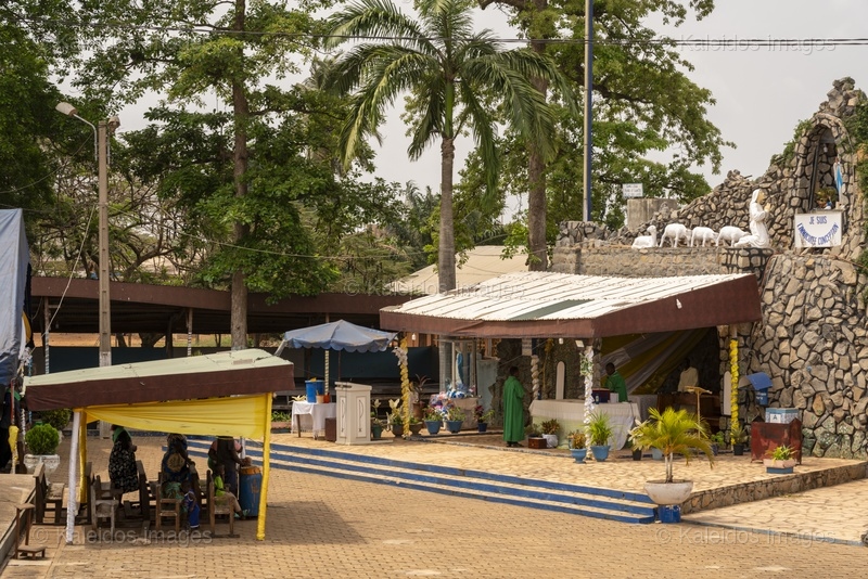 Benin, Ouidah, Basilica of the Immaculate Conception, mass, celebration, liturgy, Catholic worship, open air, worshippers, priest, celebrant, religious life, Catholicism, West Africa, 2026, religious heritage, Vodoun, religious coexistence, Tarek Charara;Kaleidos;Kaleidos images;La parole à l'image;Places of worship
