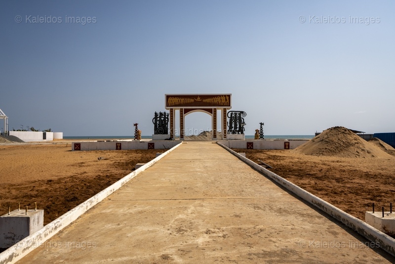 Gate of No Return;Ouidah;Djègbadji;Benin;West Africa;Slave trade;Slavery;Memory;Heritage;UNESCO;Slave Route;Memorial monument;Voodoo;Dahomey;Atlantic Ocean;African diaspora;Colonial history;Commemoration;Building site;Heritage transformation;Yves Ahouangnimon;Fortuné Bandeira;Dominique Kouas Gnonnou;Yves Kpede;Sculpture;Bas-relief;Monumental architecture;Egungun;Tarek Charara;Kaleidos;Kaleidos images;La parole à l'image