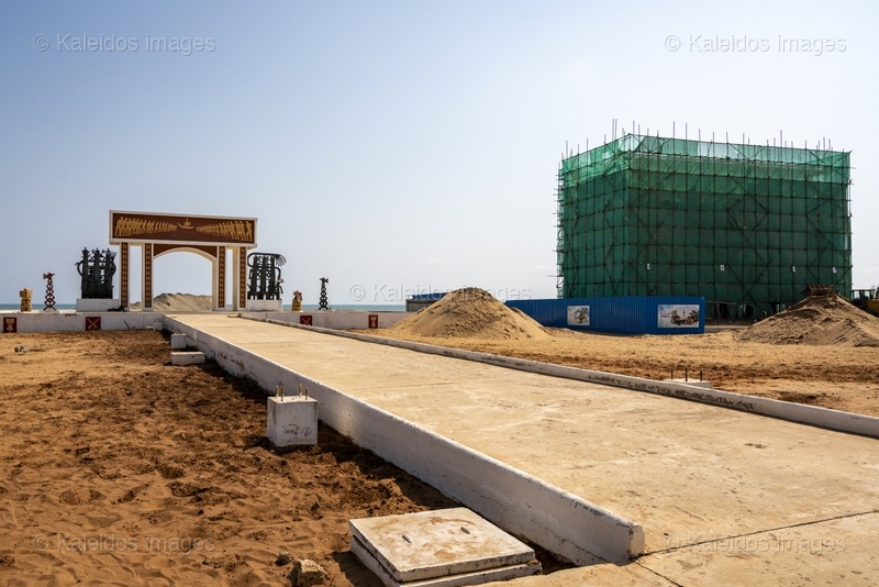 Gate of No Return;Ouidah;Djègbadji;Benin;West Africa;Slave trade;Slavery;Memory;Heritage;UNESCO;Slave Route;Memorial monument;Voodoo;Dahomey;Atlantic Ocean;African diaspora;Colonial history;Commemoration;Building site;Heritage transformation;Yves Ahouangnimon;Fortuné Bandeira;Dominique Kouas Gnonnou;Yves Kpede;Sculpture;Bas-relief;Monumental architecture;Egungun;Tarek Charara;Kaleidos;Kaleidos images;La parole à l'image