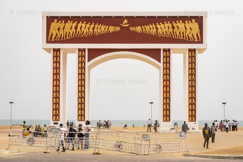 Gate of No Return;New Gate of No Return;Ouidah;Djègbadji;Benin;West Africa;Slave trade;Slavery;Memory;Heritage;UNESCO;Slave Route;Memorial monument;Voodoo;Tree of Return;Dahomey;Atlantic Ocean;African diaspora;Colonial history;Commemoration;Vodun Days;Fortuné Bandeira;Beninese sculptor;Bas-relief;Monumental architecture;Concrete;Esplanade;La Marina;Tarek Charara;Kaleidos;Kaleidos images;La parole à l'image