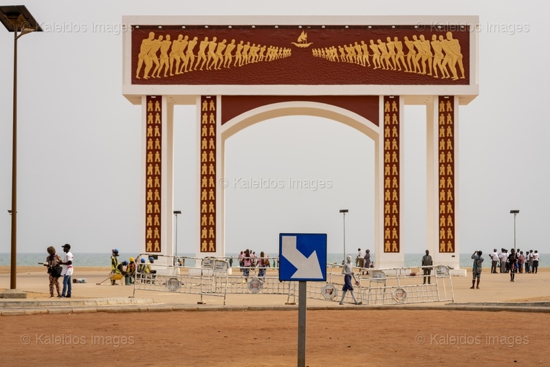 Gate of No Return;New Gate of No Return;Ouidah;Djègbadji;Benin;West Africa;Slave trade;Slavery;Memory;Heritage;UNESCO;Slave Route;Memorial monument;Voodoo;Tree of Return;Dahomey;Atlantic Ocean;African diaspora;Colonial history;Commemoration;Vodun Days;Fortuné Bandeira;Beninese sculptor;Bas-relief;Monumental architecture;Concrete;Esplanade;La Marina;Tarek Charara;Kaleidos;Kaleidos images;La parole à l'image