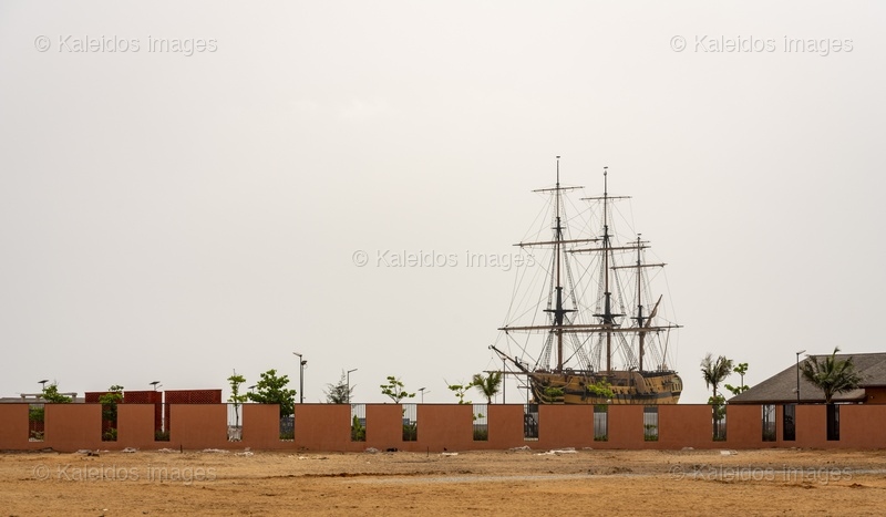 Bateau du Départ;L'Aurore;Slave ship;Museum ship;Replica;Three-masted vessel;Ouidah;Djègbadji;Benin;West Africa;Slave trade;Slavery;Memory;Heritage;Slave Route;Gate of No Return;La Marina;Memorial complex;Memorial tourism;Triangular trade;Atlantic Ocean;Vodun Days;Beach;Construction site;Lagoon;Tarek Charara;Kaleidos;Kaleidos images;La parole à l'image