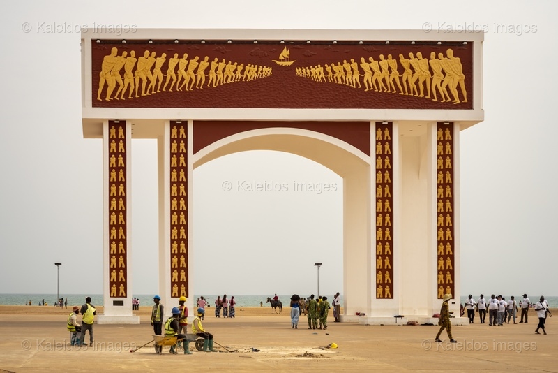 Gate of No Return;New Gate of No Return;Ouidah;Djègbadji;Benin;West Africa;Slave trade;Slavery;Memory;Heritage;UNESCO;Slave Route;Memorial monument;Voodoo;Tree of Return;Dahomey;Atlantic Ocean;African diaspora;Colonial history;Commemoration;Vodun Days;Fortuné Bandeira;Beninese sculptor;Bas-relief;Monumental architecture;Concrete;Esplanade;La Marina;Tarek Charara;Kaleidos;Kaleidos images;La parole à l'image