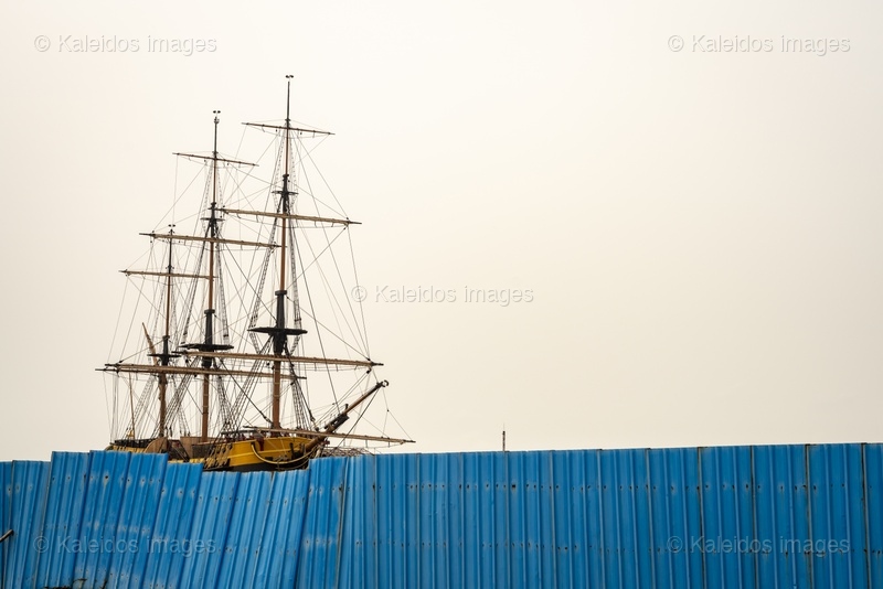 Bateau du Départ;L'Aurore;Slave ship;Museum ship;Replica;Three-masted vessel;Ouidah;Djègbadji;Benin;West Africa;Slave trade;Slavery;Memory;Heritage;Slave Route;Gate of No Return;La Marina;Memorial complex;Memorial tourism;Triangular trade;Atlantic Ocean;Vodun Days;Beach;Construction site;Lagoon;Tarek Charara;Kaleidos;Kaleidos images;La parole à l'image