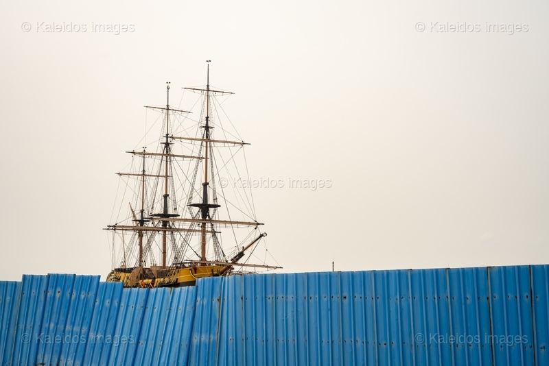 Bateau du Départ;L'Aurore;Slave ship;Museum ship;Replica;Three-masted vessel;Ouidah;Djègbadji;Benin;West Africa;Slave trade;Slavery;Memory;Heritage;Slave Route;Gate of No Return;La Marina;Memorial complex;Memorial tourism;Triangular trade;Atlantic Ocean;Vodun Days;Beach;Construction site;Lagoon;Tarek Charara;Kaleidos;Kaleidos images;La parole à l'image