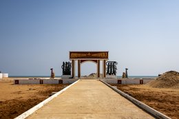 Gate-of-No-Return;Ouidah;Benin;West-Africa;Slave-trade;Slavery;Memory;Heritage;UNESCO;Slave-Route;Memorial-monument;Voodoo;Dahomey;Atlantic-Ocean;African-diaspora;Colonial-history;Commemoration;Construction;Building-site;Heritage-transformation;Sculpture;Monumental-architecture;Beach;Tarek-Charara;Kaleidos;Kaleidos-images;La-parole-à-limage