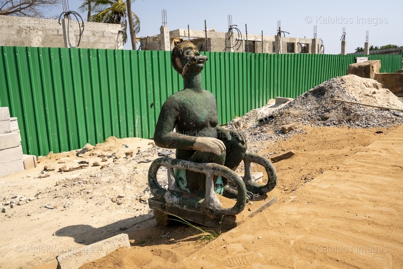 African heritage;Benin;Commemoration;Construction;Construction site;Cultural heritage;Deportation;Door of No Return;History;Kaleidos;Kaleidos images;La parole à l'image;Memory;Monument;Ouidah;Ouidah 92;Reconstruction;Sculpture;Slave route;Slave trade;Tarek Charara;Transformation;West Africa