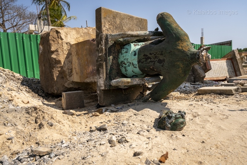 African heritage;Benin;Commemoration;Construction site;Cultural heritage;Deconstruction;Demolition;Deportation;Door of No Return;Fragment;History;Kaleidos;Kaleidos images;La parole à l'image;Memory;Monument;Ouidah;Ouidah 92;Reconstruction;Sculpture;Slave route;Slave trade;Tarek Charara;West Africa