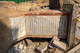 African-heritage;Benin;Case-de-Zomah;Commemoration;Construction-site;Cultural-heritage;Deconstruction;Deportation;Door-of-No-Return;History;Inscription;Kaleidos;Kaleidos-images;La-parole-à-limage;Marble-plaque;Memory;Monument;Ouidah;Ouidah-92;Reconstruction;Slave-route;Slave-trade;Stele;Tarek-Charara;West-Africa;Zomah