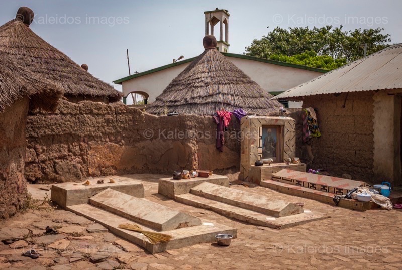 Africa;Benin;Cemetaries;Cemetary;Graveyards;Kaleidos;Kaleidos images;La parole à l'image;Kilir;Royal Palace of Djougou;Tarek Charara;Graves;Tombs