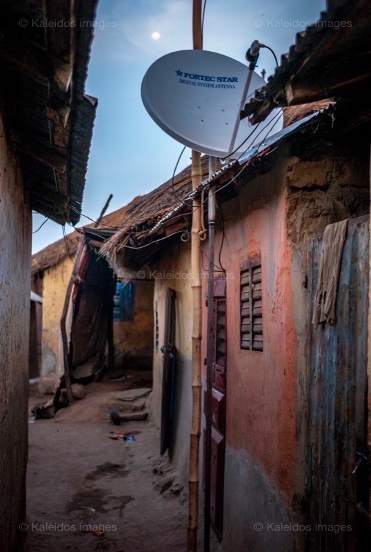 Africa;Alleys;Antennas;Benin;Kaleidos;Kaleidos images;La parole à l'image;Satellite dishes;Tarek Charara