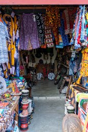 Artisan-market;-Bag;-Benin;-Bogolan;-Cotonou;-Craft-stall;-Djembé-drum;-Gbegamey;-Kaleidos;-Kaleidos-images;-La-parole-à-limage;-Marché-des-arts;-Mask;-Tarek-Charara;-Wax-fabric