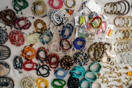 Accessory;-Bead;-Benin;-Bracelet;-Brass;-Cotonou;-Craft-market;-Gbegamey;-Horn;-Jewellery;-Kaleidos;-Kaleidos-images;-La-parole-à-limage;-Marché-des-arts;-Necklace;-Tarek-Charara