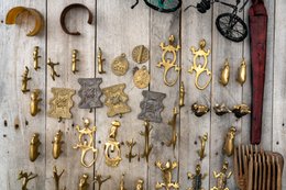 Benin;-Brass;-Charm;-Comb;-Cotonou;-Craft-market;-Gbegamey;-Kaleidos;-Kaleidos-images;-La-parole-à-limage;-Lizard;-Lost-wax-casting;-Marché-des-arts;-Pendant;-Tarek-Charara