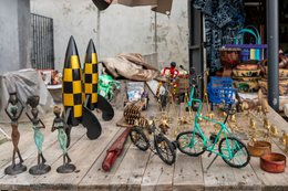Benin;-Bicycle;-Brass;-Cotonou;-Craft-market;-Figurine;-Gbegamey;-Kaleidos;-Kaleidos-images;-La-parole-à-limage;-Marché-des-arts;-Recycled-metal;-Statuette;-Tarek-Charara;-Wirework