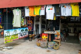 Artisan-market;-Baobab;-Basketry;-Benin;-Cotonou;-Craft-stall;-Embroidered-tunic;-Gbegamey;-Kaleidos;-Kaleidos-images;-La-parole-à-limage;-Marché-des-arts;-Painting;-T-shirt;-Tarek-Charara;-Woven-basket