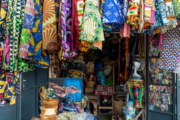 Artisan-market;-Benin;-Cotonou;-Craft-stall;-Gbegamey;-Kaleidos;-Kaleidos-images;-La-parole-à-limage;-Marché-des-arts;-Painted-canvas;-Printed-fabric;-Shop;-Tarek-Charara;-Wax-fabric