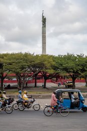 Benin;-Cotonou;-Cyclist;-Informal-transport;-Kaleidos;-Kaleidos-images;-La-parole-à-limage;-Monument;-Motorcycle-taxi;-Motorized-tricycle;-Place-de-lÉtoile-Rouge;-Red-star;-Roundabout;-Statue;-Stories-Pictures;-Tarek-Charara;-Urban-traffic;-West-Africa;-Zemidjan