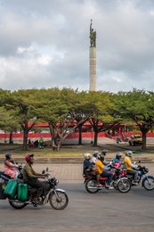 Benin;-Containers;-Cotonou;-Helmet;-Intersection;-Kaleidos;-Kaleidos-images;-La-parole-à-limage;-Monument;-Motorcycle-taxi;-Place-de-lÉtoile-Rouge;-Red-star;-Sidecar;-Statue;-Stories-Pictures;-Tarek-Charara;-Urban-traffic;-West-Africa;-Zemidjan