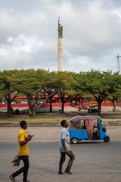 Benin;-Cotonou;-Daily-life;-Informal-transport;-Kaleidos;-Kaleidos-images;-La-parole-à-limage;-Monument;-Motorized-tricycle;-Pedestrian;-Place-de-lÉtoile-Rouge;-Red-star;-Roundabout;-Statue;-Stories-Pictures;-Street-scene;-Tarek-Charara;-West-Africa