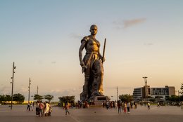 Amazon-Monument;-Benin;-Boulevard-de-la-Marina;-Bronze;-Cotonou;-Crowd;-Esplanade-des-Amazones;-Kaleidos;-Kaleidos-images;-La-parole-à-limage;-Sculpture;-Statue;-Stories-Pictures;-Tarek-Charara