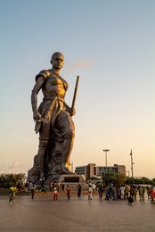 Amazon-Monument;-Benin;-Boulevard-de-la-Marina;-Bronze;-Cotonou;-Crowd;-Esplanade-des-Amazones;-Kaleidos;-Kaleidos-images;-La-parole-à-limage;-Sculpture;-Statue;-Stories-Pictures;-Tarek-Charara