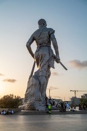 Amazon-Monument;-Benin;-Boulevard-de-la-Marina;-Bronze;-Construction-site;-Cotonou;-Crane;-Esplanade-des-Amazones;-Kaleidos;-Kaleidos-images;-La-parole-à-limage;-Sculpture;-Statue;-Stories-Pictures;-Sunset;-Tarek-Charara