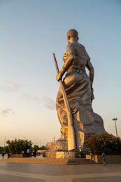 Amazon-Monument;-Benin;-Boulevard-de-la-Marina;-Bronze;-Cotonou;-Esplanade-des-Amazones;-Kaleidos;-Kaleidos-images;-La-parole-à-limage;-Sculpture;-Statue;-Stories-Pictures;-Sunset;-Sword;-Tarek-Charara;-Warrior