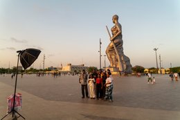 Amazon-Monument;-Benin;-Boulevard-de-la-Marina;-Cotonou;-Esplanade-des-Amazones;-Group-portrait;-Kaleidos;-Kaleidos-images;-La-parole-à-limage;-Photography;-Statue;-Stories-Pictures;-Tarek-Charara