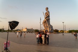 Amazon-Monument;-Benin;-Boulevard-de-la-Marina;-Cotonou;-Esplanade-des-Amazones;-Group-portrait;-Kaleidos;-Kaleidos-images;-La-parole-à-limage;-Photography;-Statue;-Stories-Pictures;-Tarek-Charara