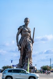 Amazon-Monument;-Benin;-Boulevard-de-la-Marina;-Bronze;-Cotonou;-Esplanade-des-Amazones;-Kaleidos;-Kaleidos-images;-La-parole-à-limage;-Sculpture;-Statue;-Stories-Pictures;-Tarek-Charara;-Traffic