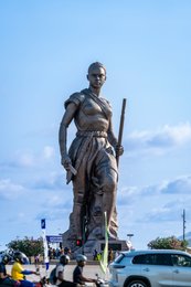 Amazon-Monument;-Benin;-Boulevard-de-la-Marina;-Bronze;-Cotonou;-Esplanade-des-Amazones;-Kaleidos;-Kaleidos-images;-La-parole-à-limage;-Motorbike;-Sculpture;-Statue;-Stories-Pictures;-Tarek-Charara;-Traffic