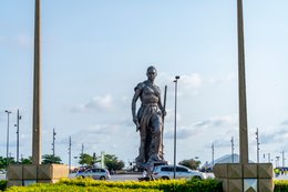 Amazon-Monument;-Benin;-Boulevard-de-la-Marina;-Bronze;-Cotonou;-Esplanade-des-Amazones;-Kaleidos;-Kaleidos-images;-La-parole-à-limage;-Concrete-pole;-Sculpture;-Statue;-Stories-Pictures;-Tarek-Charara