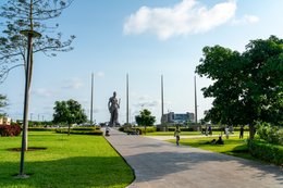 Amazon-Monument;-Benin;-Boulevard-de-la-Marina;-Concrete-pole;-Cotonou;-Jardin-de-lAmazone;-Kaleidos;-Kaleidos-images;-La-parole-à-limage;-Lawn;-Path;-Sculpture;-Statue;-Stories-Pictures;-Tarek-Charara