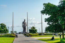 Amazon-Monument;-Benin;-Boulevard-de-la-Marina;-Concrete-pole;-Cotonou;-Jardin-de-lAmazone;-Kaleidos;-Kaleidos-images;-La-parole-à-limage;-Lawn;-Path;-Sculpture;-Statue;-Stories-Pictures;-Tarek-Charara