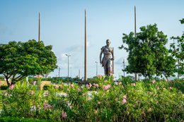 Amazon-Monument;-Benin;-Boulevard-de-la-Marina;-Bronze;-Cotonou;-Flowers;-Jardin-de-lAmazone;-Kaleidos;-Kaleidos-images;-La-parole-à-limage;-Oleander;-Sculpture;-Statue;-Stories-Pictures;-Tarek-Charara