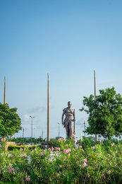 Amazon-Monument;-Benin;-Boulevard-de-la-Marina;-Bronze;-Cotonou;-Flowers;-Jardin-de-lAmazone;-Kaleidos;-Kaleidos-images;-La-parole-à-limage;-Oleander;-Sculpture;-Statue;-Stories-Pictures;-Tarek-Charara