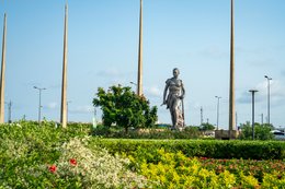 Amazon-Monument;-Benin;-Boulevard-de-la-Marina;-Bronze;-Cotonou;-Flowers;-Jardin-de-lAmazone;-Kaleidos;-Kaleidos-images;-La-parole-à-limage;-Oleander;-Sculpture;-Statue;-Stories-Pictures;-Tarek-Charara