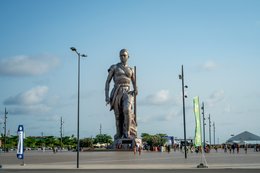 Amazon-Monument;-Benin;-Boulevard-de-la-Marina;-Bronze;-Cotonou;-Crowd;-Esplanade-des-Amazones;-Kaleidos;-Kaleidos-images;-La-parole-à-limage;-Sculpture;-Statue;-Stories-Pictures;-Streetlamp;-Tarek-Charara