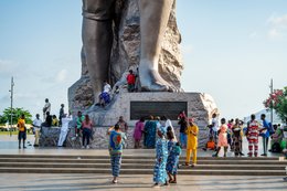 Amazon-Monument;-Benin;-Boulevard-de-la-Marina;-Bronze;-Commemorative-plaque;-Cotonou;-Crowd;-Esplanade-des-Amazones;-Kaleidos;-Kaleidos-images;-La-parole-à-limage;-Pedestal;-Sculpture;-Statue;-Stories-Pictures;-Tarek-Charara