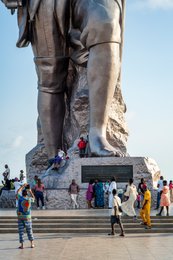 Amazon-Monument;-Benin;-Boulevard-de-la-Marina;-Bronze;-Commemorative-plaque;-Cotonou;-Crowd;-Esplanade-des-Amazones;-Kaleidos;-Kaleidos-images;-La-parole-à-limage;-Pedestal;-Sculpture;-Statue;-Stories-Pictures;-Tarek-Charara