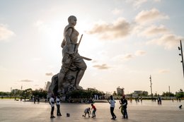 Amazon-Monument;-Backlight;-Benin;-Boulevard-de-la-Marina;-Bronze;-Cotonou;-Crowd;-Esplanade-des-Amazones;-Kaleidos;-Kaleidos-images;-La-parole-à-limage;-Sculpture;-Skyline;-Statue;-Stories-Pictures;-Tarek-Charara