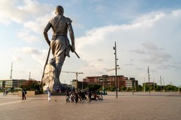 Amazon-Monument;-Benin;-Boulevard-de-la-Marina;-Bronze;-Construction-site;-Cotonou;-Crane;-Esplanade-des-Amazones;-Kaleidos;-Kaleidos-images;-La-parole-à-limage;-Sculpture;-Statue;-Stories-Pictures;-Tarek-Charara
