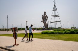 Amazon-Monument;-Benin;-Boulevard-de-la-Marina;-Christmas-tree;-Cotonou;-Decoration;-Esplanade-des-Amazones;-Kaleidos;-Kaleidos-images;-La-parole-à-limage;-Statue;-Stories-Pictures;-Tarek-Charara;-Year-end-festivities