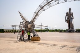 Amazon-Monument;-Benin;-Boulevard-de-la-Marina;-Cotonou;-Decoration;-Esplanade-des-Amazones;-Kaleidos;-Kaleidos-images;-La-parole-à-limage;-Star;-Statue;-Stories-Pictures;-Tarek-Charara;-Workers;-Year-end-festivities