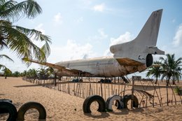 Abandoned-aircraft;-Airplane-wreck;-Barakah;-Benin;-Cadjéhoun-Beach;-Coconut-palm;-Corrosion;-Cotonou;-Cotonou-airport;-Kaleidos;-Kaleidos-images;-La-parole-à-limage;-Lockheed-L-1011;-Tarek-Charara;-Tire;-Tourist-attraction;-TriStar;-West-Africa