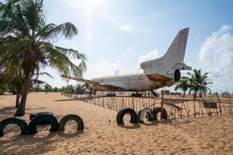 Abandoned-aircraft;-Airplane-wreck;-Barakah;-Benin;-Cadjéhoun-Beach;-Coconut-palm;-Corrosion;-Cotonou;-Cotonou-airport;-Kaleidos;-Kaleidos-images;-La-parole-à-limage;-Lockheed-L-1011;-Tarek-Charara;-Tire;-Tourist-attraction;-TriStar;-West-Africa